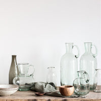 Zweieiliges Galette-Glas-Set von Tell Me More – jedes Glas variiert leicht in Form und Textur. In verschiedenen Farben erhältlich.