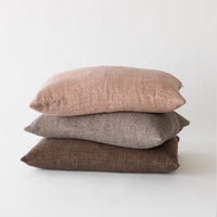 Kissenbezug Margaux 40×60 cm von Tell Me More aus handgewebtem Leinen, mandelfarben.