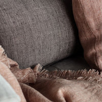 Kissenbezug Margaux 40×60 cm von Tell Me More aus handgewebtem Leinen, mandelfarben.