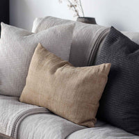 Kissenbezug Margaux 40×60 cm von Tell Me More aus handgewebtem Leinen in Pampas‑Farbton.