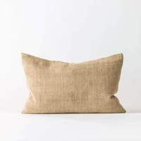 Kissenbezug Margaux 40×60 cm von Tell Me More aus handgewebtem Leinen in Pampas‑Farbton.