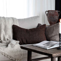 Kissenbezug Margaux 40×60 cm von Tell Me More aus handgewebtem Leinen im Farbton 'Zimt'.