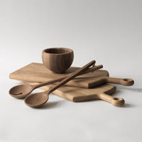 Handgefertigtes kleines Schneidebrett 'Levi' von Tell Me More aus geölter FSC-Eiche, 40 x 18 cm – ideal zum Schneiden, Servieren oder als dekoratives Küchenaccessoire.