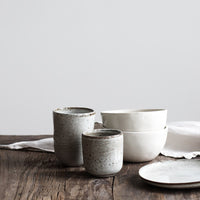 Sandfarbener Taranto Becher von Tell Me More – stilvoller handgefertigter Steinzeug-Becher für den Alltag.