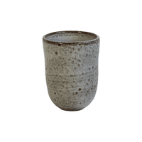 Großer Becher Taranto von Tell Me More aus glasiertem Steinzeug mit glänzender Oberfläche.