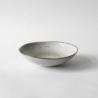 2er‑Set Tiefe Teller Taranto von Tell Me More aus handgefertigtem Steingut, sandfarbene reaktive Glasur.