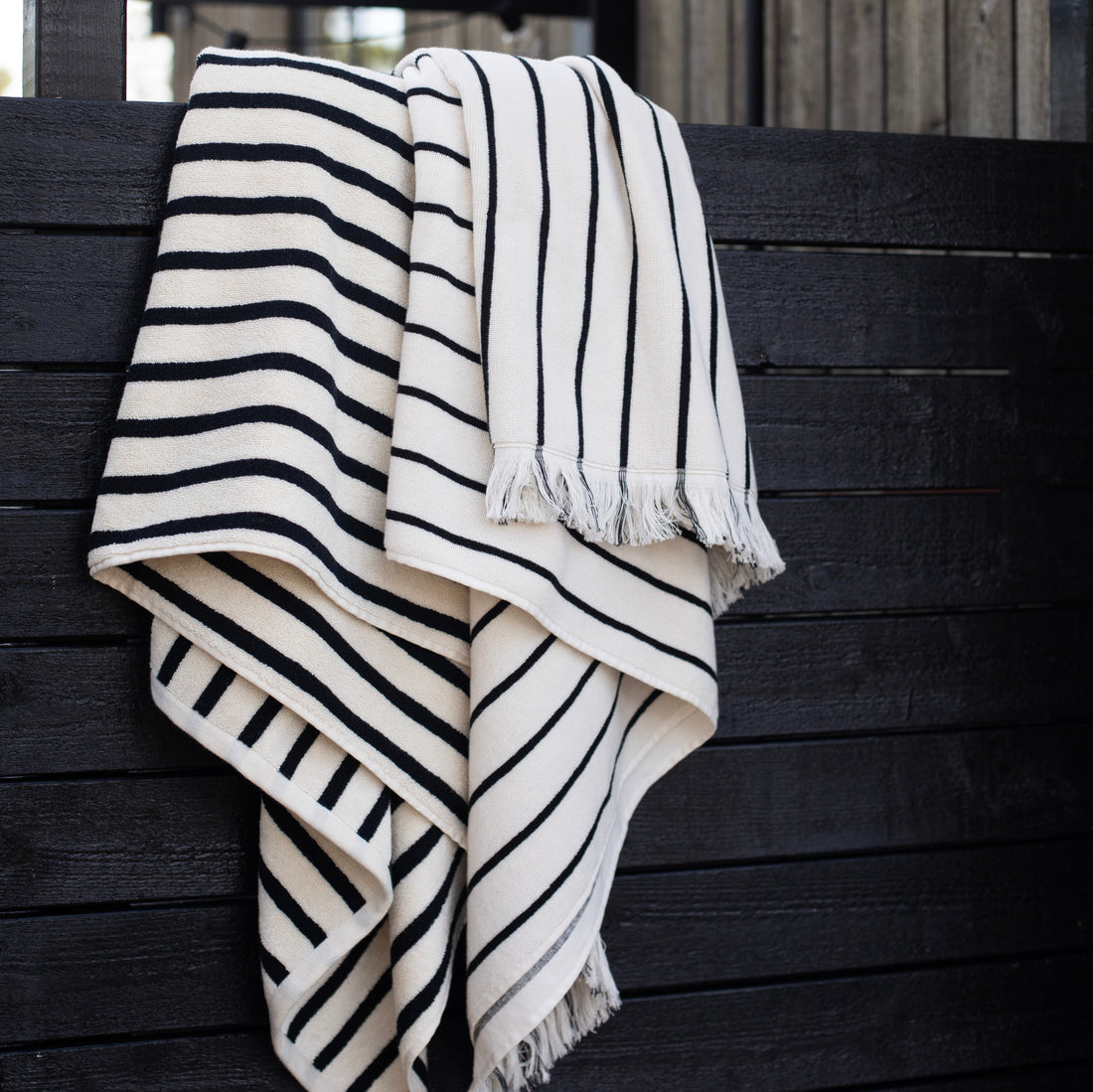 Schwarz weiß gestreiftes Badehandtuch Bonnie in 70x140cm aus 100% Baumwolle von Tell Me More