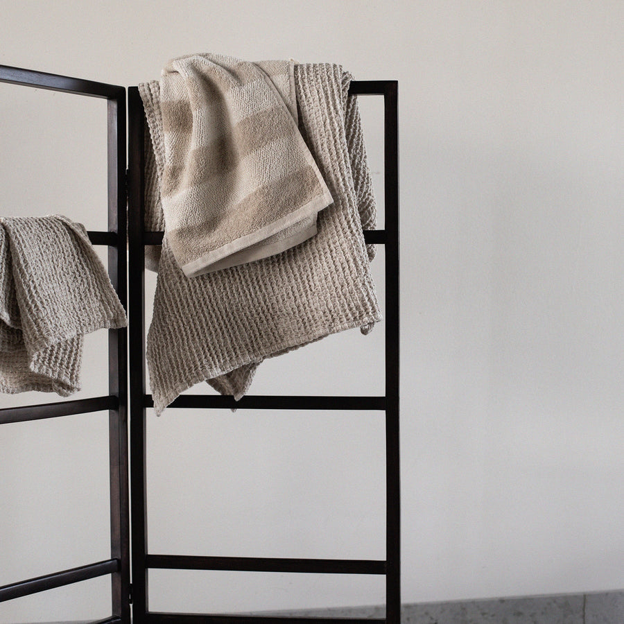 Beige weiß gestreiftes Badehandtuch in 70x140cm aus einer Mischung aus Baumwolle und Leinen von Tell Me More. 