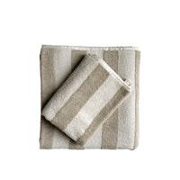 Beige weiß gestreiftes Badehandtuch in 70x140cm aus Baumwolle und Leinen von Tell Me More 