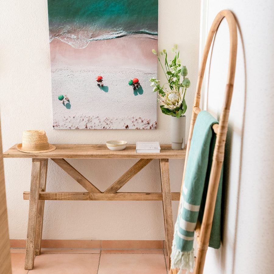 Handtuchleiter Eden von Cane Cult aus natürlichem Rattan – Rattan-Leiter mit mehreren Sprossen zum Aufhängen von Handtüchern oder Kleidung.