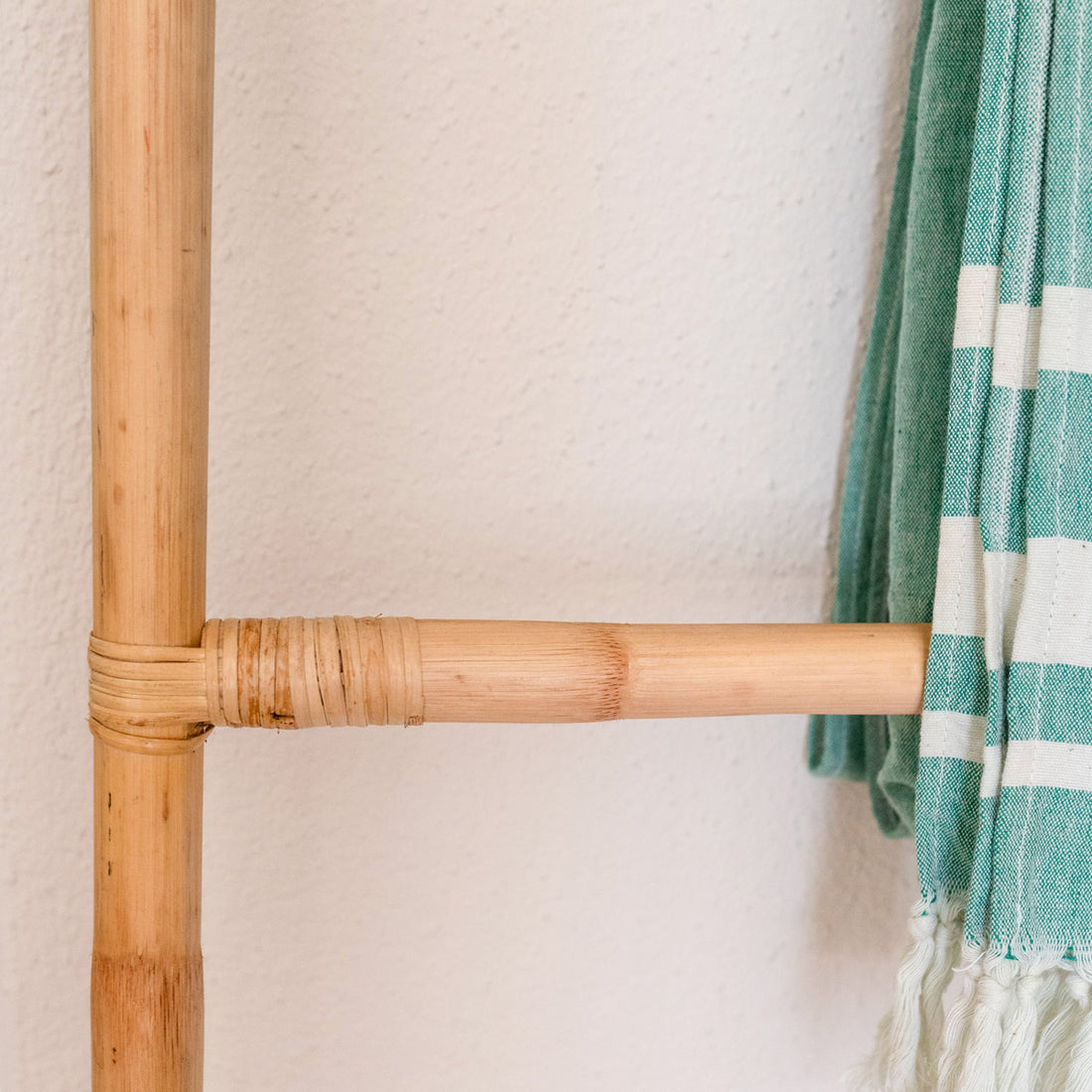 Handtuchleiter Eden von Cane Cult aus natürlichem Rattan – Rattan-Leiter mit mehreren Sprossen zum Aufhängen von Handtüchern oder Kleidung