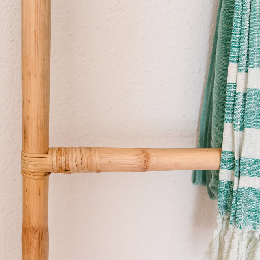Handtuchleiter Eden von Cane Cult aus natürlichem Rattan – Rattan-Leiter mit mehreren Sprossen zum Aufhängen von Handtüchern oder Kleidung