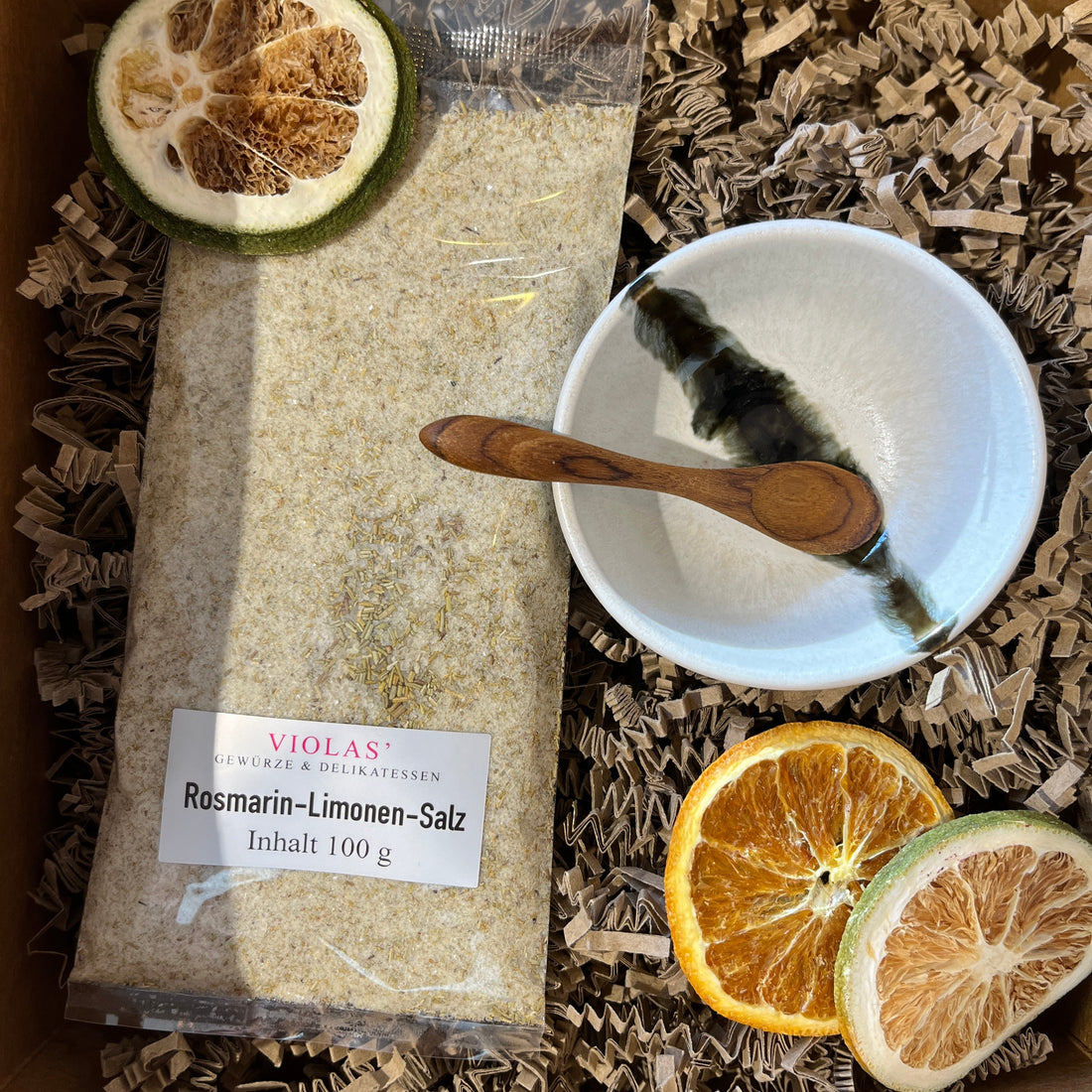 Schönes, individuell gepacktes Geschenkset. Bestehend aus dem der Schüssel Toledo, einem kleinen Salzlöffel aus Teakholz und Rosmarin-Limonen-Salz. Dekoration wie Orangenscheiben und Zimtstangen enthalten. 