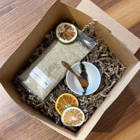 Schönes, individuell gepacktes Geschenkset. Bestehend aus dem der Schüssel Toledo, einem kleinen Salzlöffel aus Teakholz und Rosmarin-Limonen-Salz. Dekoration wie Orangenscheiben und Zimtstangen enthalten. 