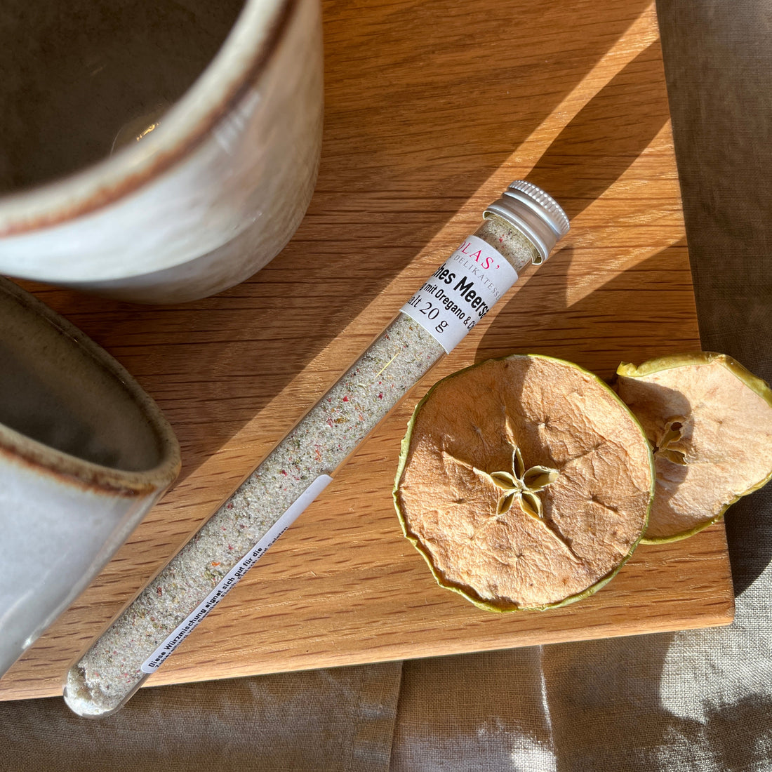 Schönes, individuell und liebevoll gepacktes Geschenkset von Tell Me More bestehend aus dem Schneidebrett Levi, zwei Taranto Bechern und einem Röhrchen von italienischem Gewürzsalz. Dekoration wie Orangenscheiben und Zimtstangen enthalten. 