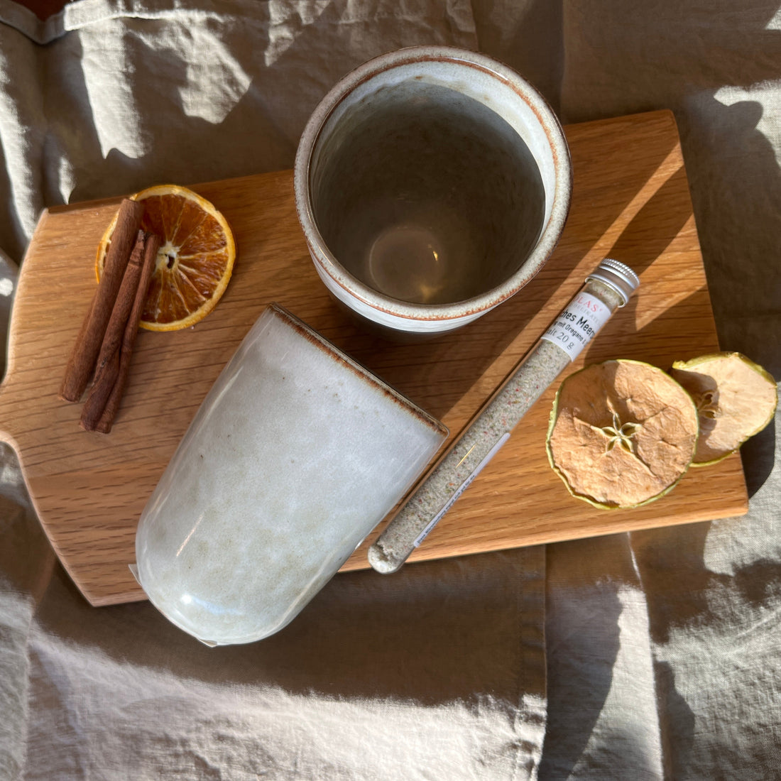 Schönes, individuell und liebevoll gepacktes Geschenkset von Tell Me More bestehend aus dem Schneidebrett Levi, zwei Taranto Bechern und einem Röhrchen von italienischem Gewürzsalz. Dekoration wie Orangenscheiben und Zimtstangen enthalten. 