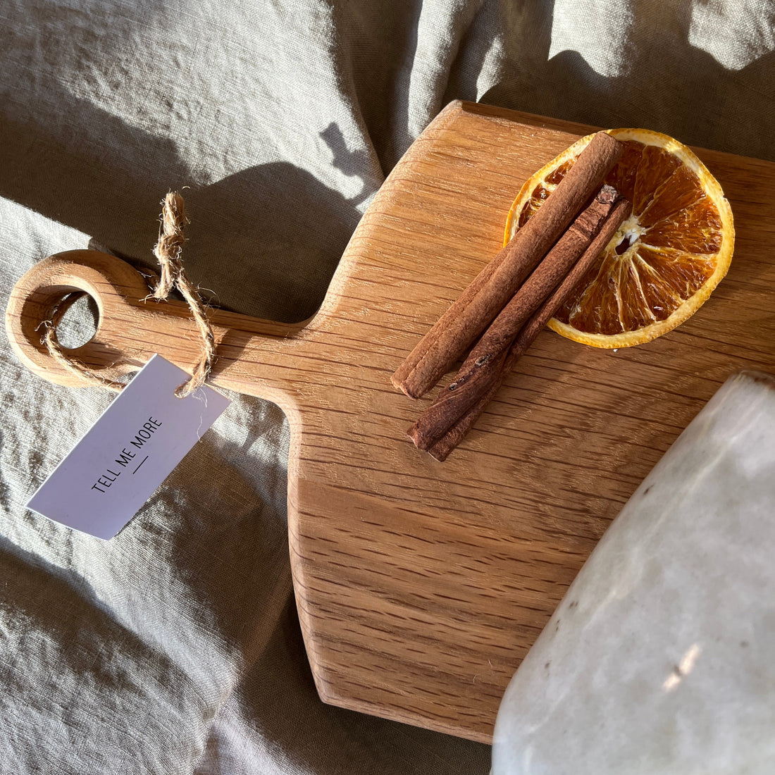 Schönes, individuell und liebevoll gepacktes Geschenkset von Tell Me More bestehend aus dem Schneidebrett Levi, zwei Taranto Bechern und einem Röhrchen von italienischem Gewürzsalz. Dekoration wie Orangenscheiben und Zimtstangen enthalten. 