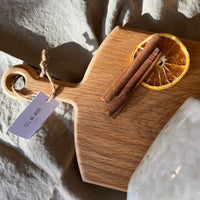 Schönes, individuell und liebevoll gepacktes Geschenkset von Tell Me More bestehend aus dem Schneidebrett Levi, zwei Taranto Bechern und einem Röhrchen von italienischem Gewürzsalz. Dekoration wie Orangenscheiben und Zimtstangen enthalten. 