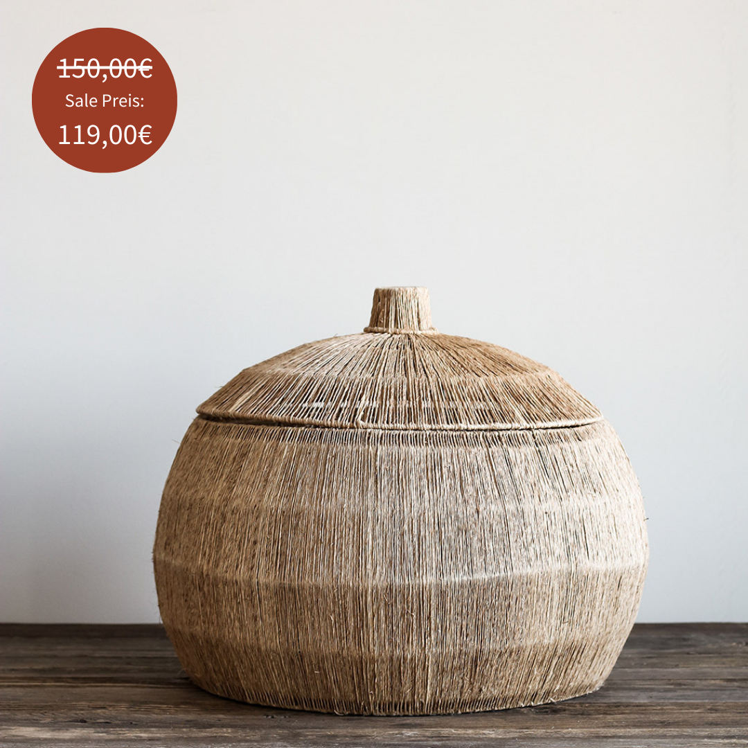 Großer Korb 'Marcel' aus Jute mit Rattanboden und stabilem Metallrahmen. Vielseitige, nachhaltige Aufbewahrungslösung für skandinavisch eingerichtete Wohnzimmer, Schlafzimmer oder Badezimmer.