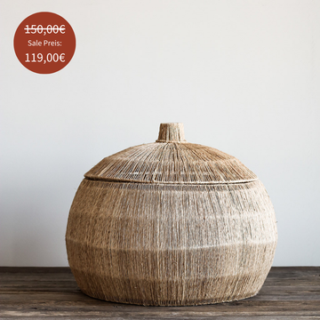 Großer Korb 'Marcel' aus Jute mit Rattanboden und stabilem Metallrahmen. Vielseitige, nachhaltige Aufbewahrungslösung für skandinavisch eingerichtete Wohnzimmer, Schlafzimmer oder Badezimmer.