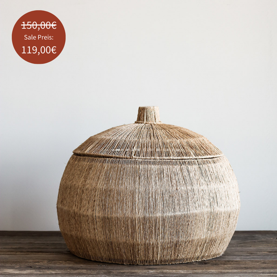 Großer Korb 'Marcel' aus Jute mit Rattanboden und stabilem Metallrahmen. Vielseitige, nachhaltige Aufbewahrungslösung für skandinavisch eingerichtete Wohnzimmer, Schlafzimmer oder Badezimmer.
