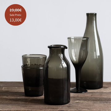 Ivy Glaskaraffe in rauchigem Grau, handgefertigt aus hochwertigem Glas, ideal als Wasserkaraffe oder Dekoration, reduziert auf 13,00 € statt 19,00 €.