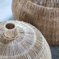 Detailaufnahme des handgefertigten Korbs 'Marcel' klein – Jutegeflecht mit Rattanboden und Metallrahmen. Nachhaltige Aufbewahrungslösung im skandinavischen Design.