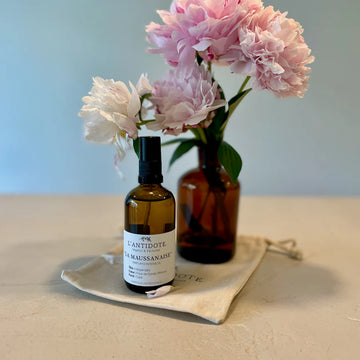 Raumduft „La Maussanaise“ von L’Antidote – 100 ml Duftspray im bernsteinfarbenen Glasflakon mit Zerstäuber – Zitrus, Ginster, Mimose & Tiaré