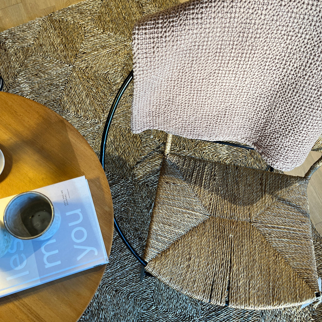 Stuhl 'Seot' von Cane Cult – handgeflochtene Rückenlehne mit cremefarbenem Textil