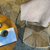 Stuhl 'Seot' von Cane Cult – handgeflochtene Rückenlehne mit cremefarbenem Textil