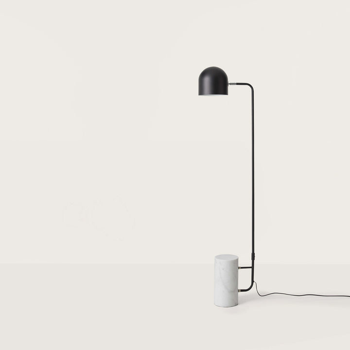 Stehleuchte 'Luca' von Aromas del Campo mit massivem Fuß aus weißem Marmor. Lampenschirm aus mattschwarzem Stahl.