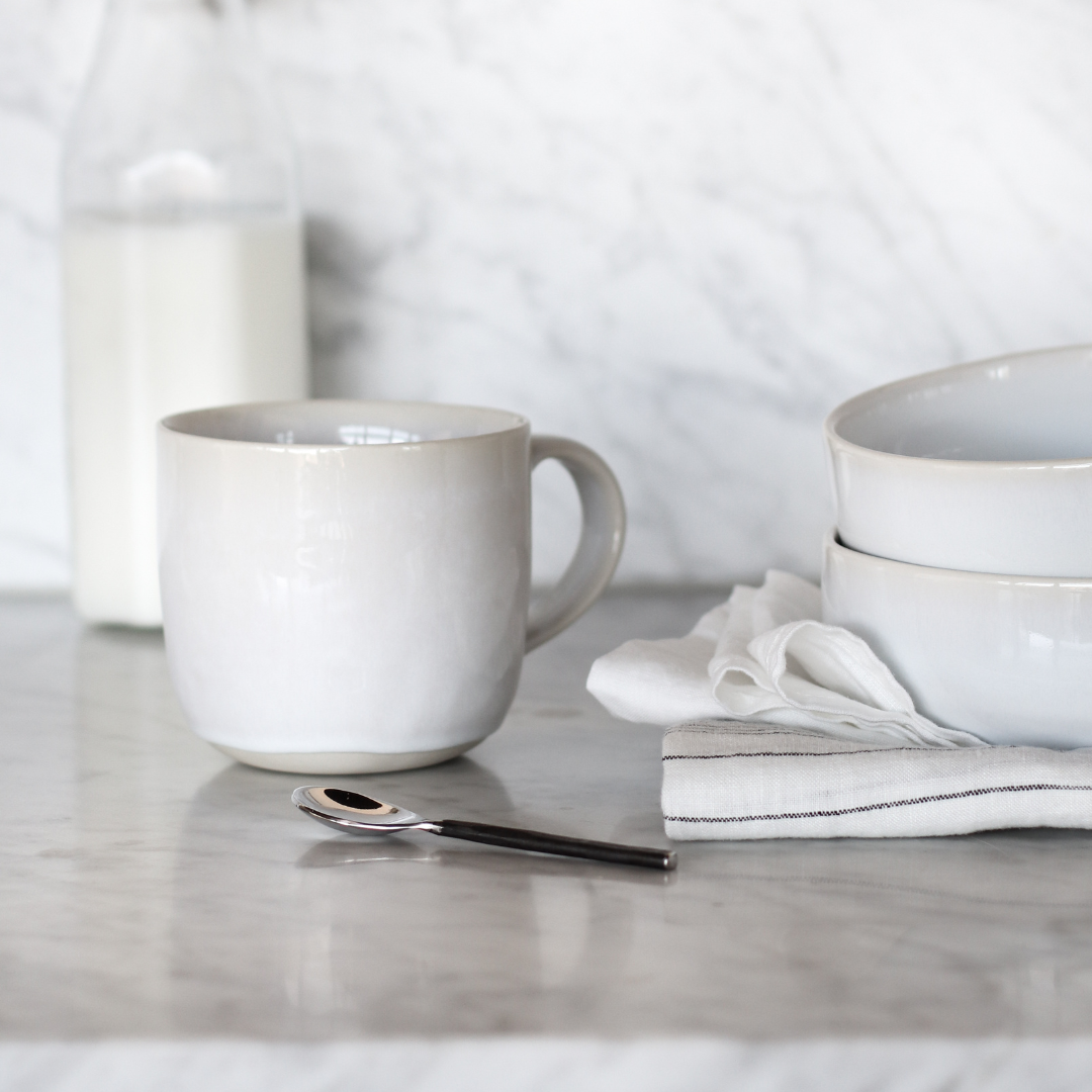 Glänzende weiße Keramik Tasse Vince von Tell Me More auf Küchenarbeitsplatte.