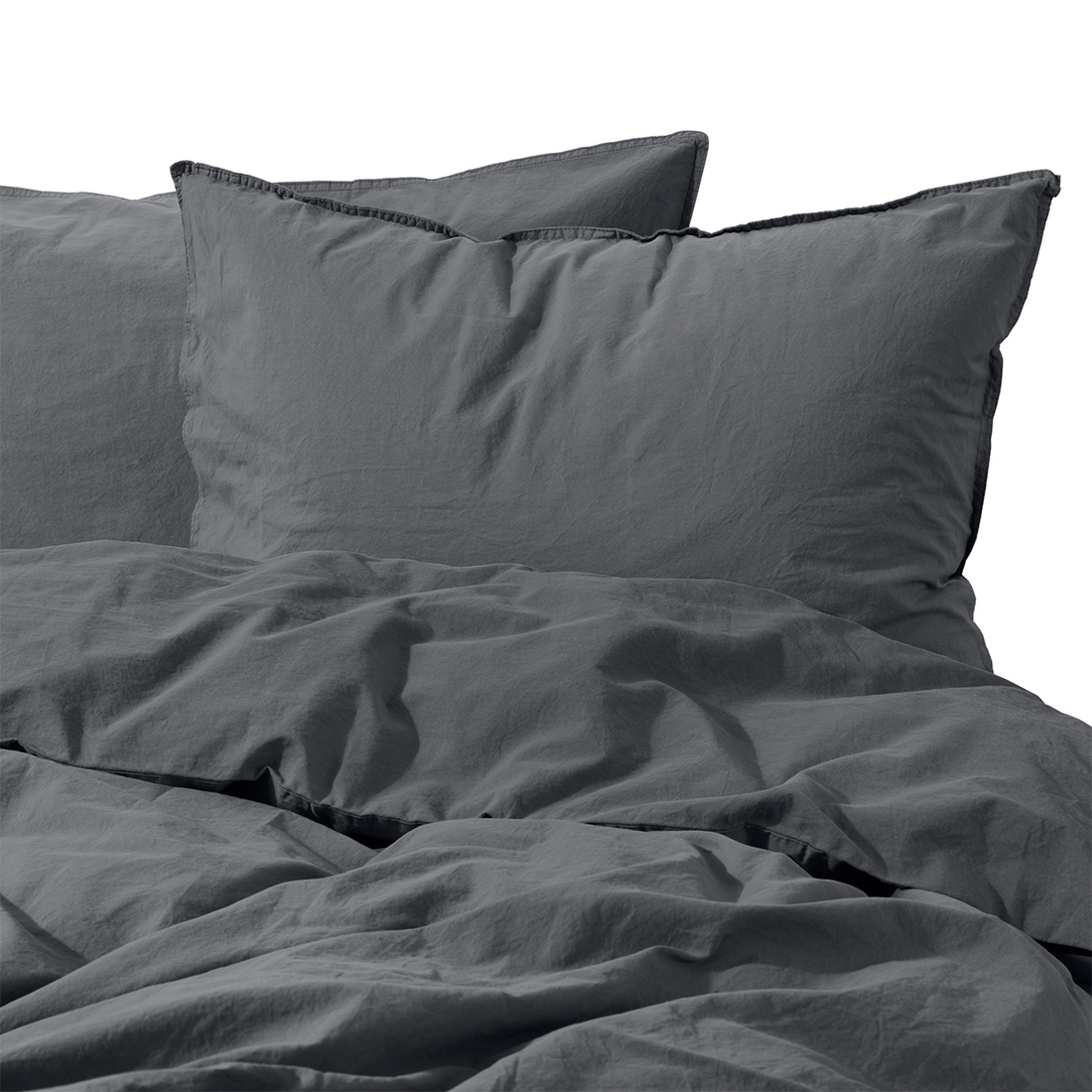 Zwei dunkelgraue Kissenbezüge aus Bio‑Baumwolle, 65 × 65 cm, mit nachhaltiger Herstellung in Portugal von Tell Me More.