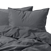 Zwei dunkelgraue Kissenbezüge aus Bio‑Baumwolle, 65 × 65 cm, mit nachhaltiger Herstellung in Portugal von Tell Me More.