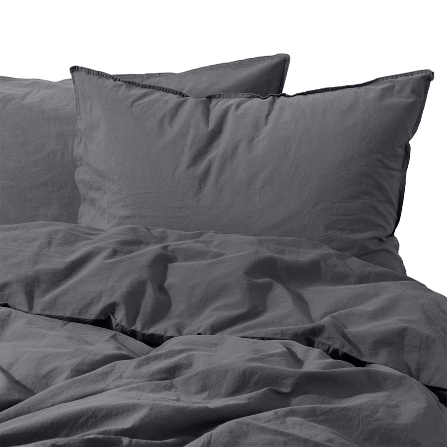 Zwei dunkelgraue Kissenbezüge aus Bio‑Baumwolle, 65 × 65 cm, mit nachhaltiger Herstellung in Portugal von Tell Me More.