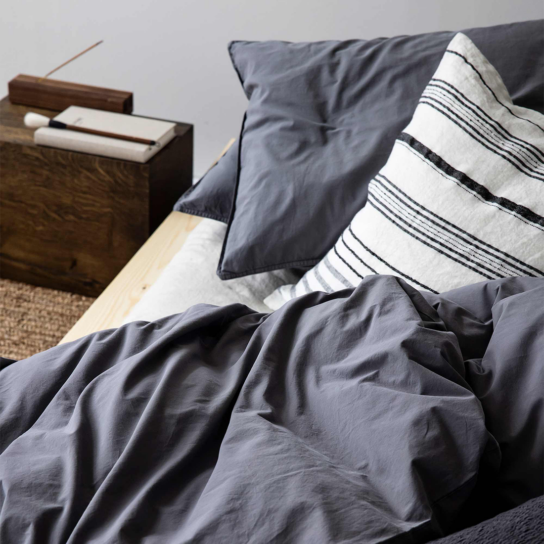 Schönes 2er Set aus zwei Kissenhüllen in 65×65 cm, Farbe Dunkelgrau, 100 % Bio‑Baumwolle, mit klassischem Wickelverschluss von Tell Me More.