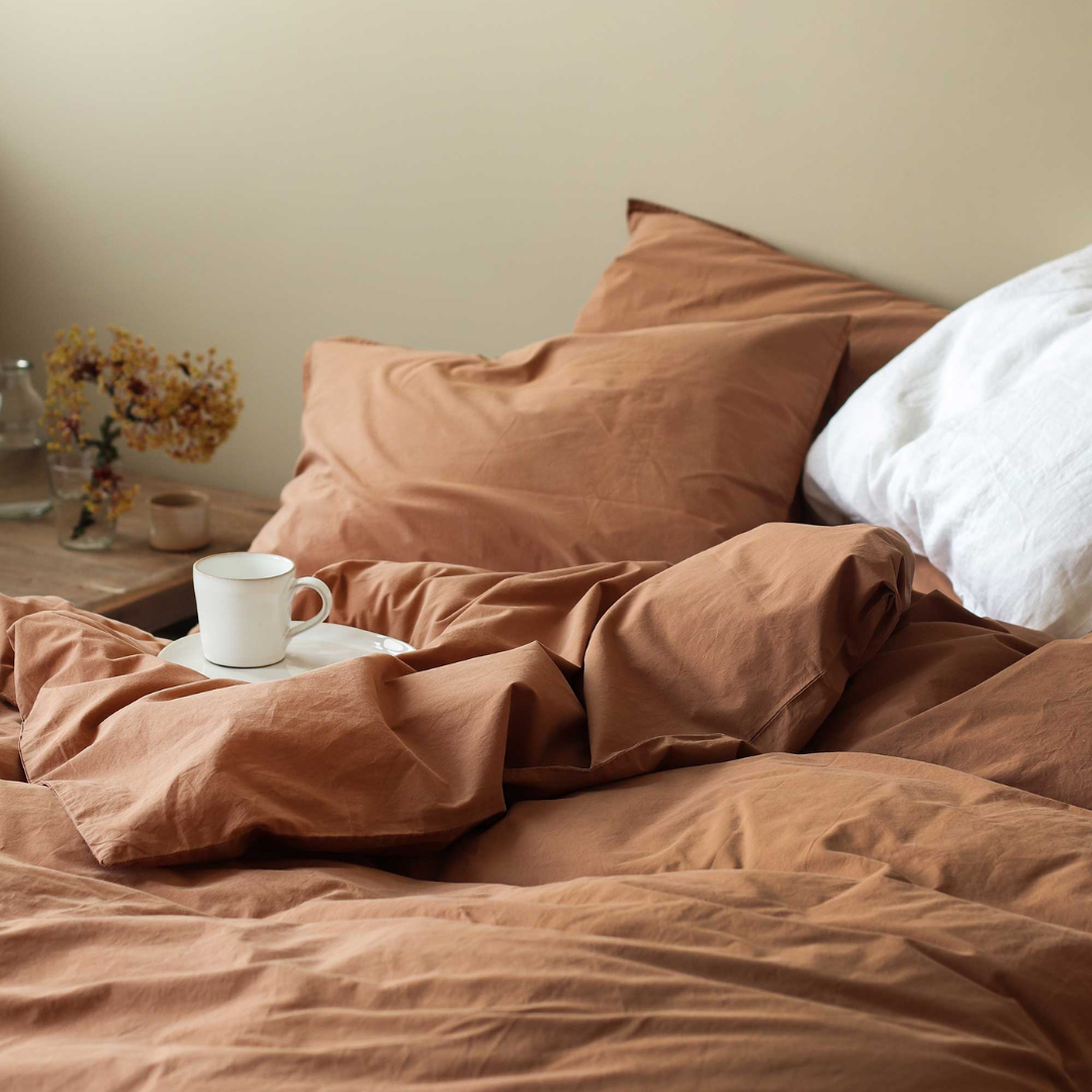 Bio‑Baumwoll‑Kissenhüllen 65×65 in Terracotta von Tell Me More – umweltfreundlich verpackt im Baumwollbeutel.