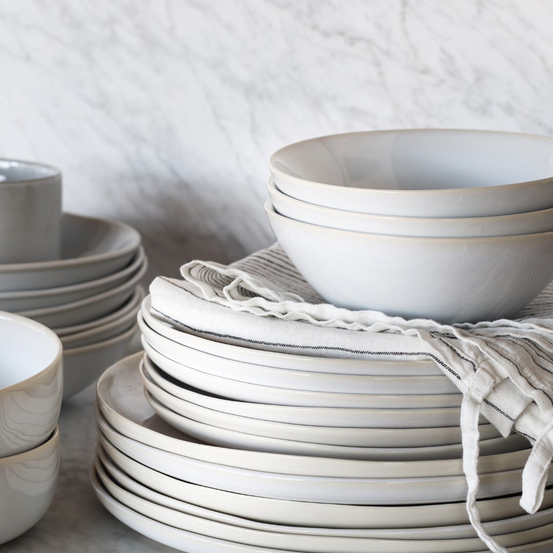 Tell Me More Vince Kollektion – Zeitloses, weiß glasiertes Steingut-Geschirr bestehend aus Schalen, Tellern, Tassen und Bechern, perfekt für Frühstück, Mittagessen oder festliche Menüs.