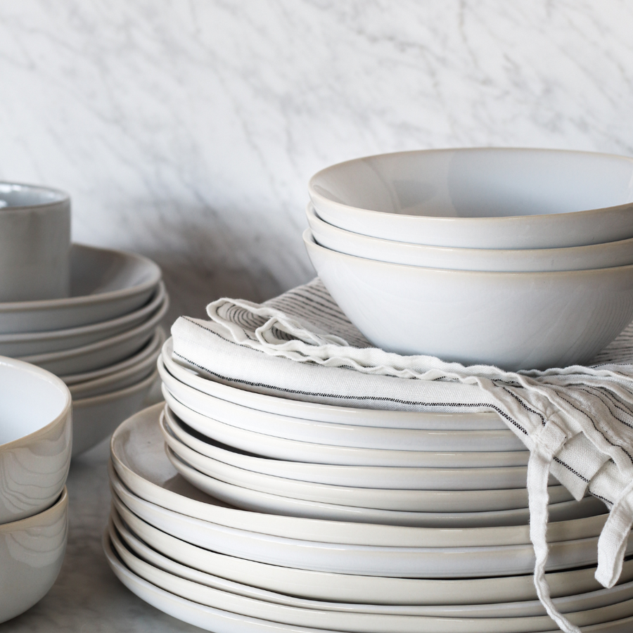 Tell Me More Vince Kollektion – Zeitloses, weiß glasiertes Steingut-Geschirr bestehend aus Schalen, Tellern, Tassen und Bechern, perfekt für Frühstück, Mittagessen oder festliche Menüs.