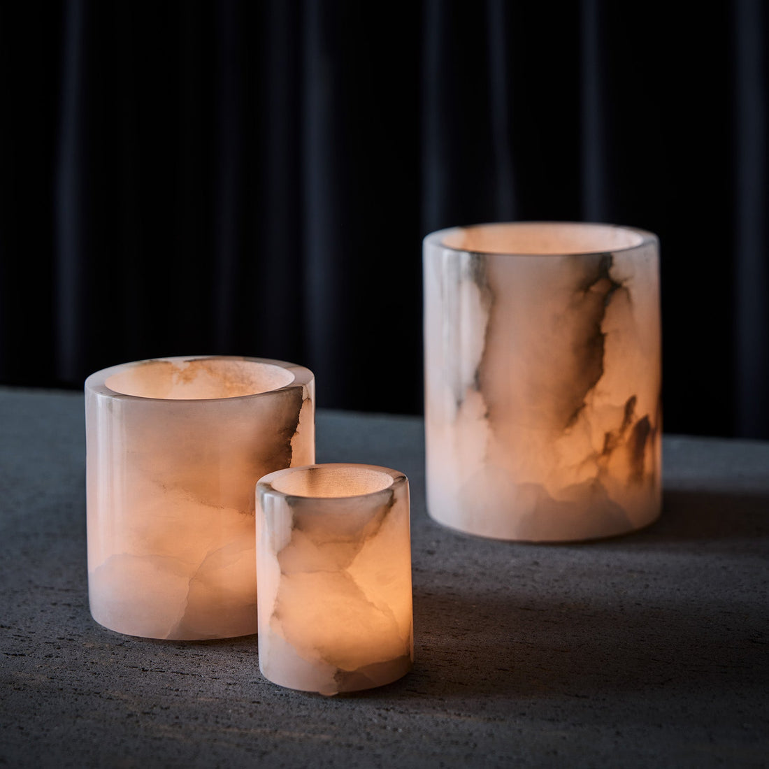 Zylinderförmiger Alabaster-Kerzenhalter von Tell Me More, direkt aus einem Steinblock geschnitzt