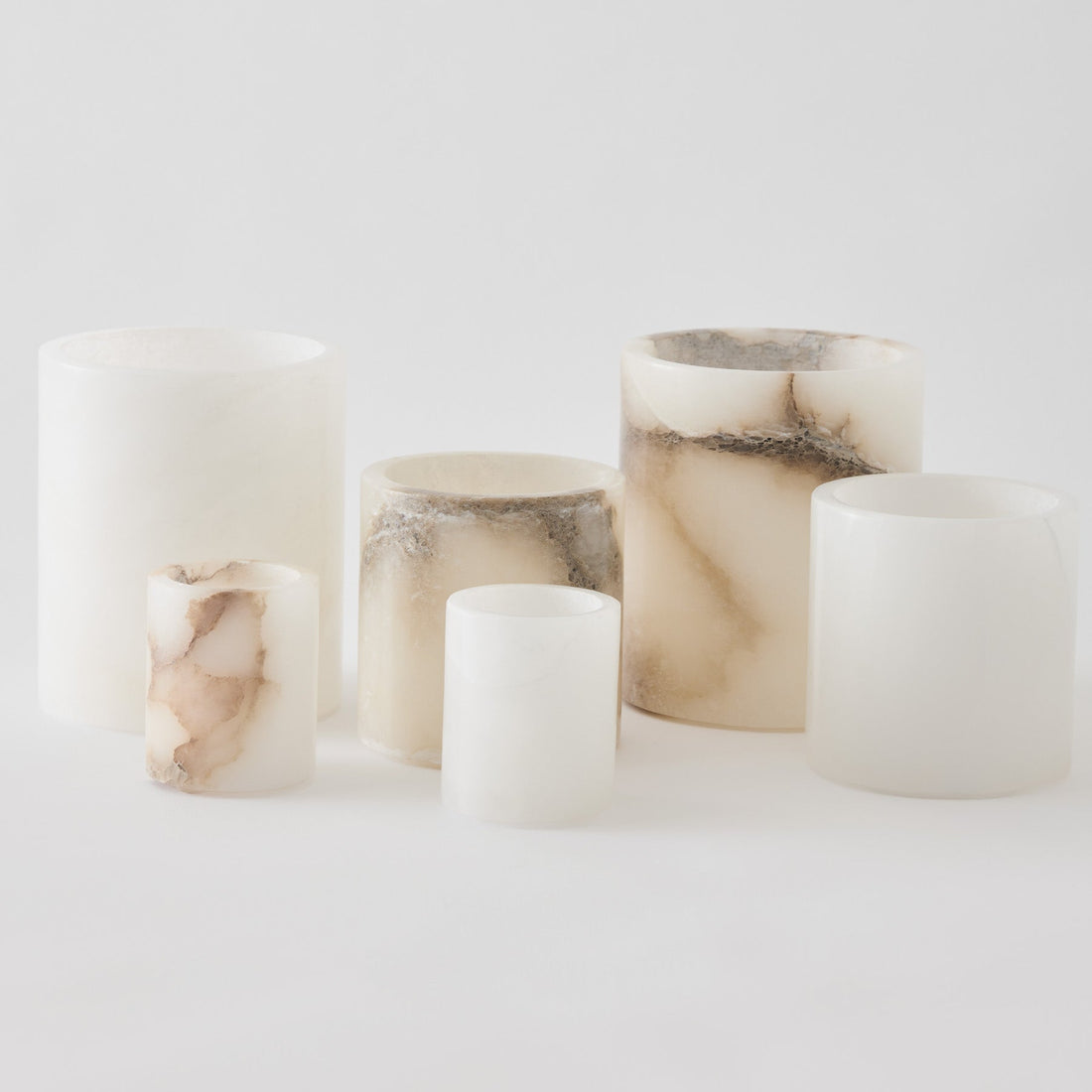 Handgefertigter Alabaster-Kerzenhalter von Tell Me More mit natürlicher Maserung