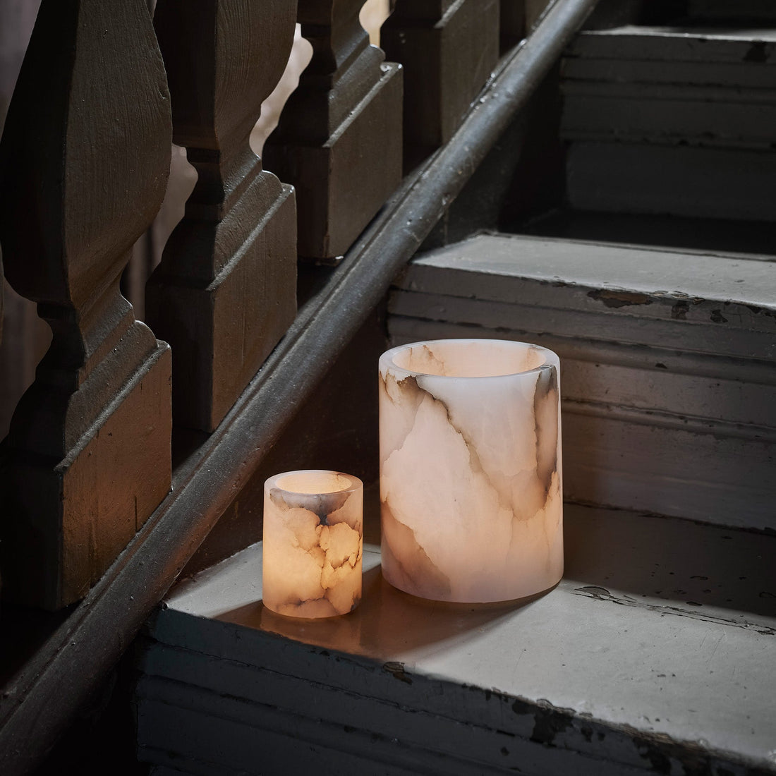 Zylindrisches Alabaster-Kerzenglas von Tell Me More mit warm durchscheinendem Licht