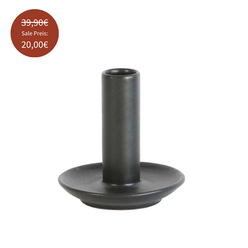 Rabattiertes 2er Set Kerzenständer 'Lou' in Dunkelgrau – handgefertigt aus glasiertem Steingut in Nepal. Matte Oberfläche, Höhe: 9 cm, Durchmesser: 9 cm. Zeitloses Design, Fair-Trade-zertifiziert.