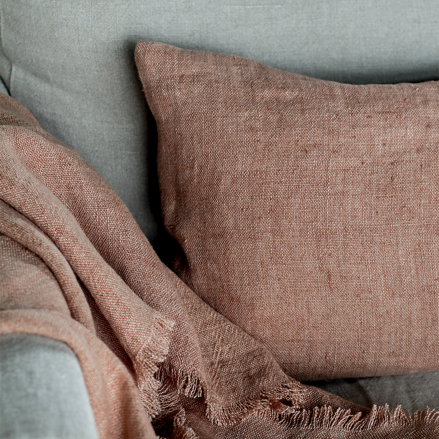 Kissenbezug Margaux 40×60 cm von Tell Me More aus handgewebtem Leinen, mandelfarben.