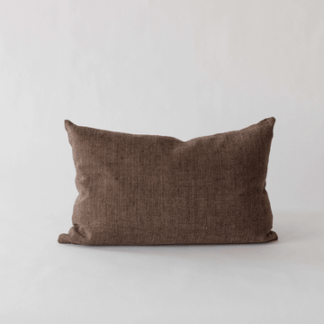 Kissenbezug Margaux 40×60 cm von Tell Me More aus handgewebtem Leinen im Farbton 'Zimt'.