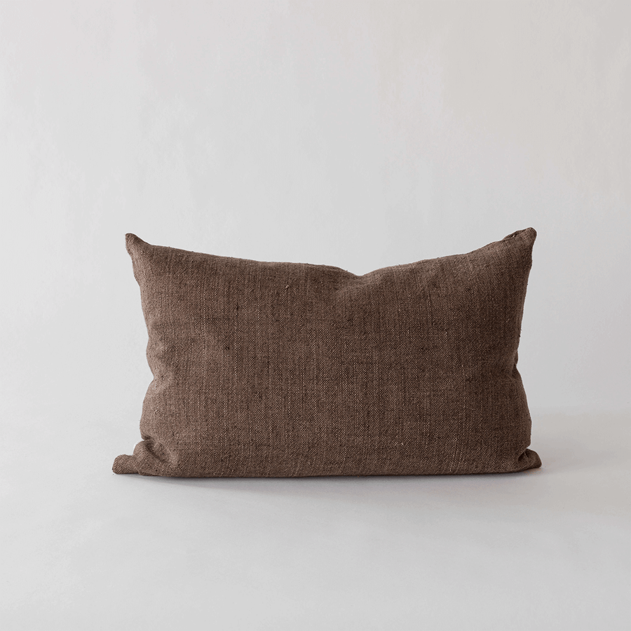 Kissenbezug Margaux 40×60 cm von Tell Me More aus handgewebtem Leinen im Farbton 'Zimt'.