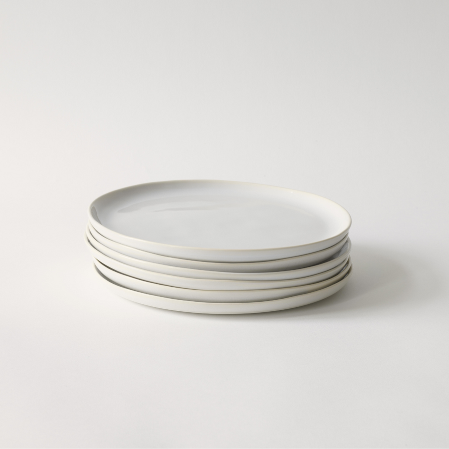 Zwei handgefertigte flache Steingutteller Vince von Tell Me More, Ø22 cm, weiße Glasur mit glänzender Oberfläche, ideal für den täglichen Gebrauch und besondere Anlässe.