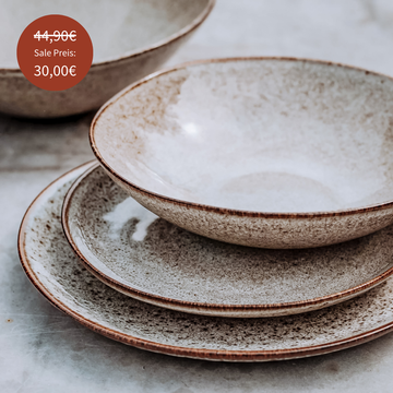 Taranto Teller-Set aus Steinzeug in warmen Naturtönen, bestehend aus flachem Teller, Speiseteller und tiefem Suppenteller, handgefertigt mit reaktiver Glasur, jetzt im Sale für 30,00 € statt 44,90 €.