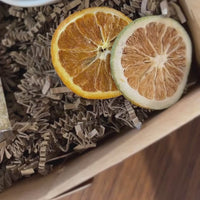 Schönes, individuell gepacktes Geschenkset. Bestehend aus dem der Schüssel Toledo, einem kleinen Salzlöffel aus Teakholz und Rosmarin-Limonen-Salz. Dekoration wie Orangenscheiben und Zimtstangen enthalten. 