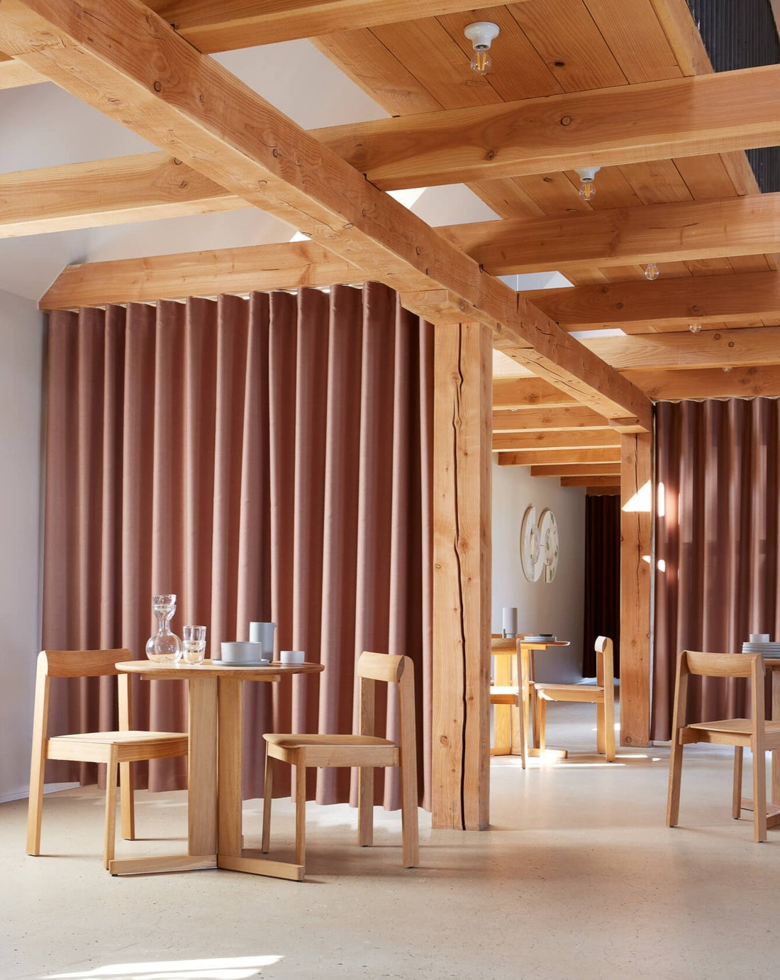 Tisch 'Trefoil Round Table', verschiedene Farben